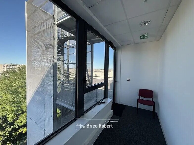 Bureau dans Vaulx-en-Velin à vendre - Photo du bâtiment - Image 2 de 8