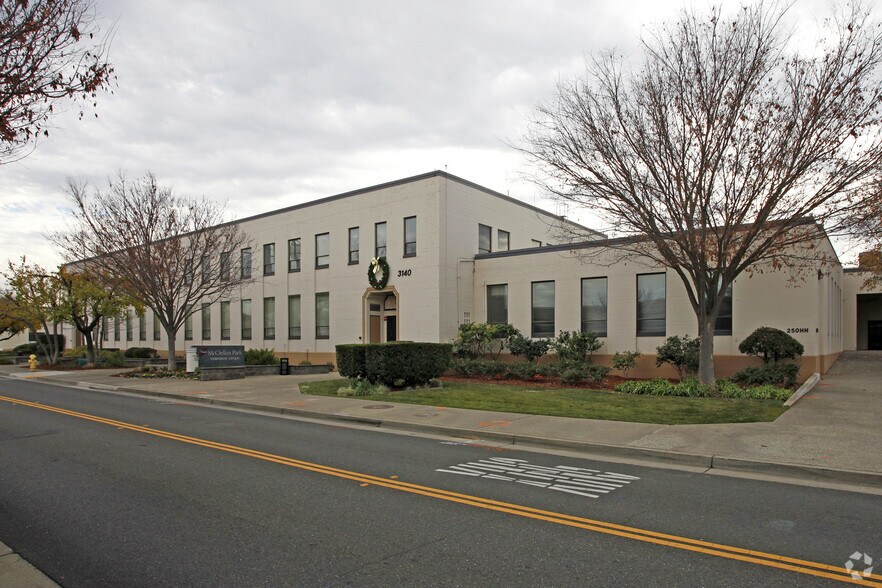 3140 Peacekeeper Way, Mcclellan, CA à louer - Photo du bâtiment - Image 2 de 2