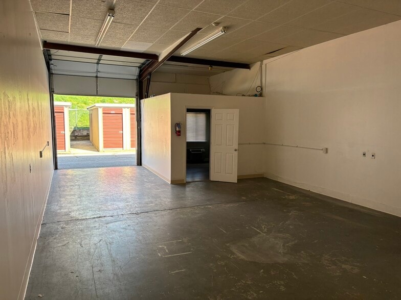 355 W Main St, Norristown, PA à louer - Photo du bâtiment - Image 2 de 11