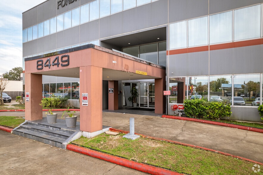8449 W Bellfort St, Houston, TX for lease - Building Photo - Image 2 of 17