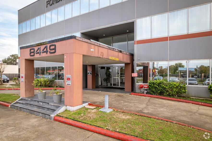 8449 W Bellfort St, Houston, TX à louer - Photo du bâtiment - Image 2 de 17