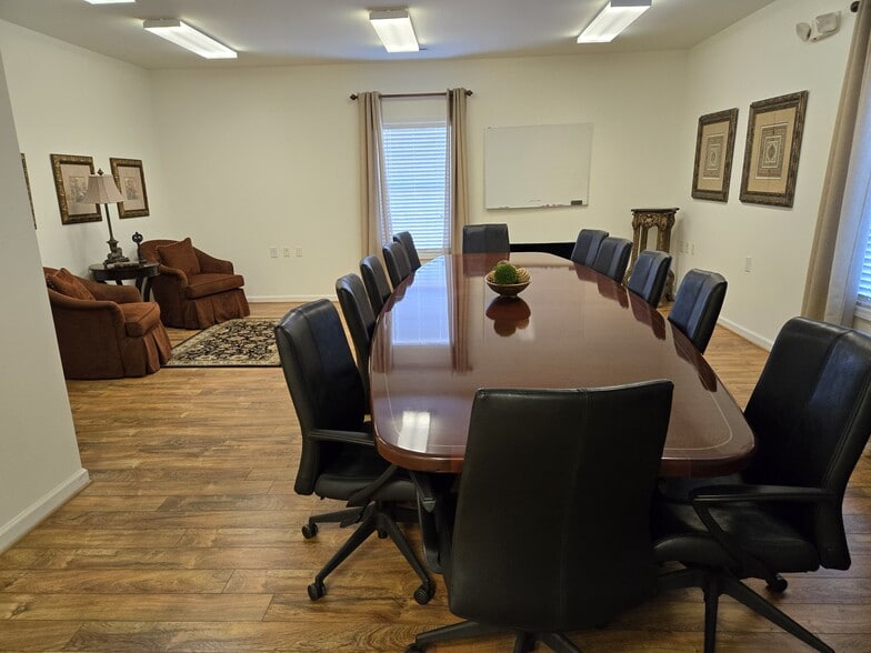 106 N Bridge St, Farmville, VA for sale - Interior Photo - Image 2 of 11