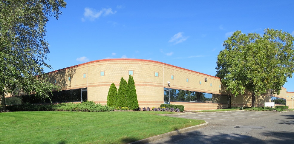 300 Motor Pky, Hauppauge, NY for lease - Building Photo - Image 2 of 2