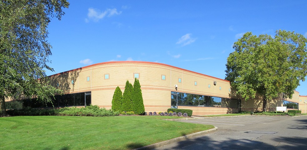 300 Motor Pky, Hauppauge, NY à louer - Photo du bâtiment - Image 2 de 2