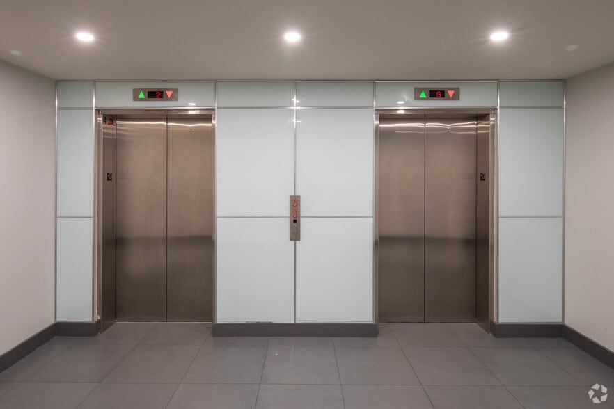 2950 Glen Dr, Coquitlam, BC for lease - Lobby - Image 3 of 4