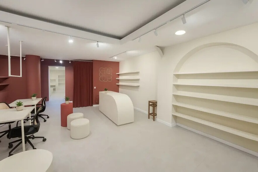 Office in Paris for lease - Interior Photo - Image 2 of 7
