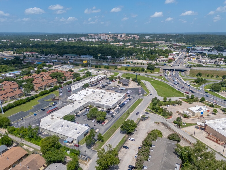 900 Bugg Ln, San Marcos, TX à louer - Photo du bâtiment - Image 2 de 14