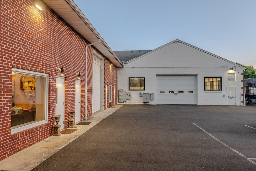 33 Tomlinson Rd, Huntingdon Valley, PA for sale - Building Photo - Image 2 of 6