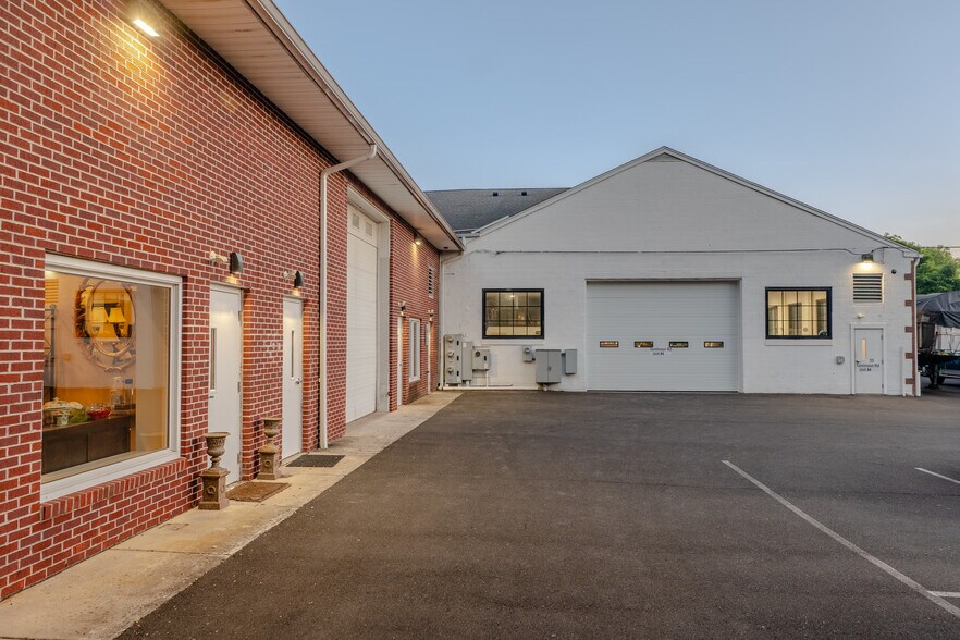 33 Tomlinson Rd, Huntingdon Valley, PA à vendre - Photo du bâtiment - Image 2 de 6
