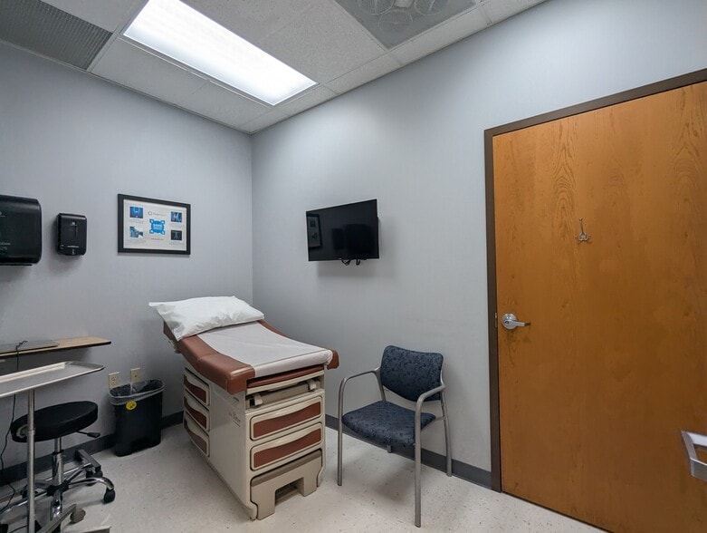 7133 W 95th St, Overland Park, KS for lease - Interior Photo - Image 3 of 12