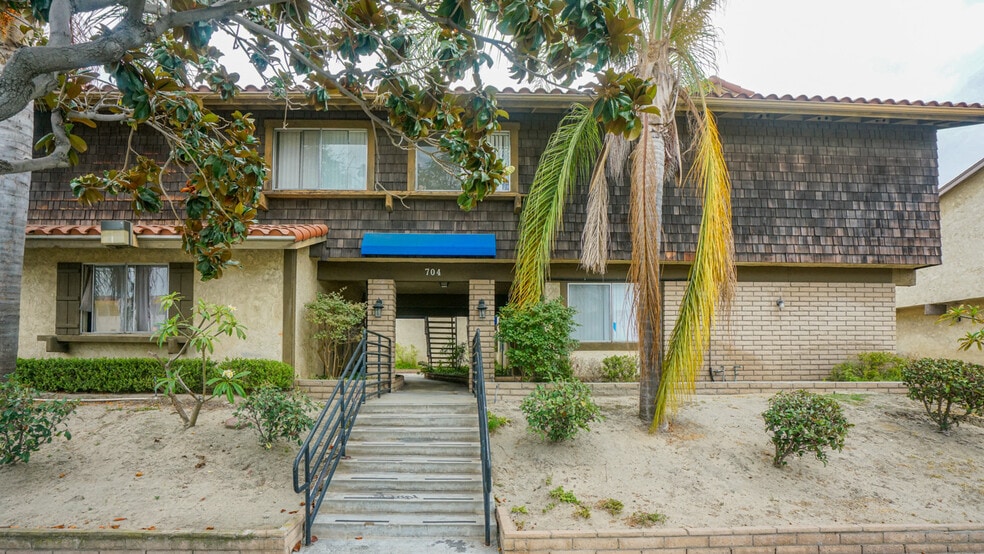 704 S Webster Ave, Anaheim, CA for sale - Building Photo - Image 2 of 11