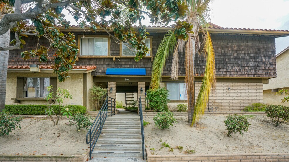 704 S Webster Ave, Anaheim, CA à vendre - Photo du bâtiment - Image 2 de 11