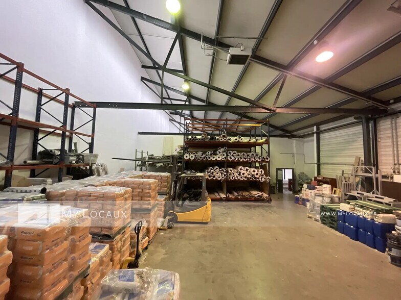 Flex in Saint-Denis for lease - Interior Photo - Image 3 of 12