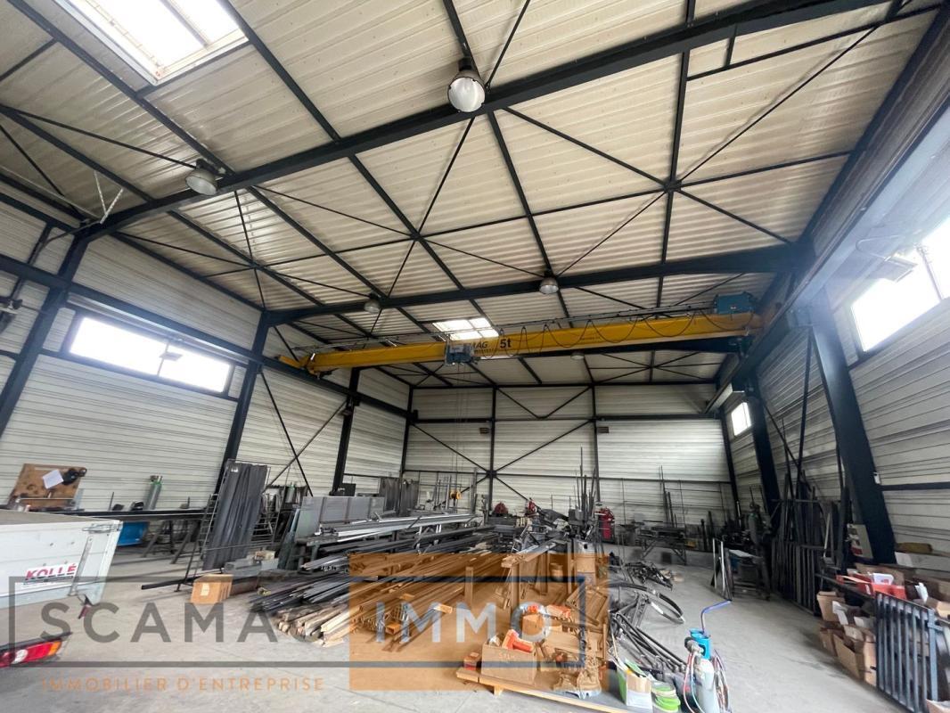 Industrial in Saint-Pierre-du-Perray for lease Building Photo- Image 1 of 7