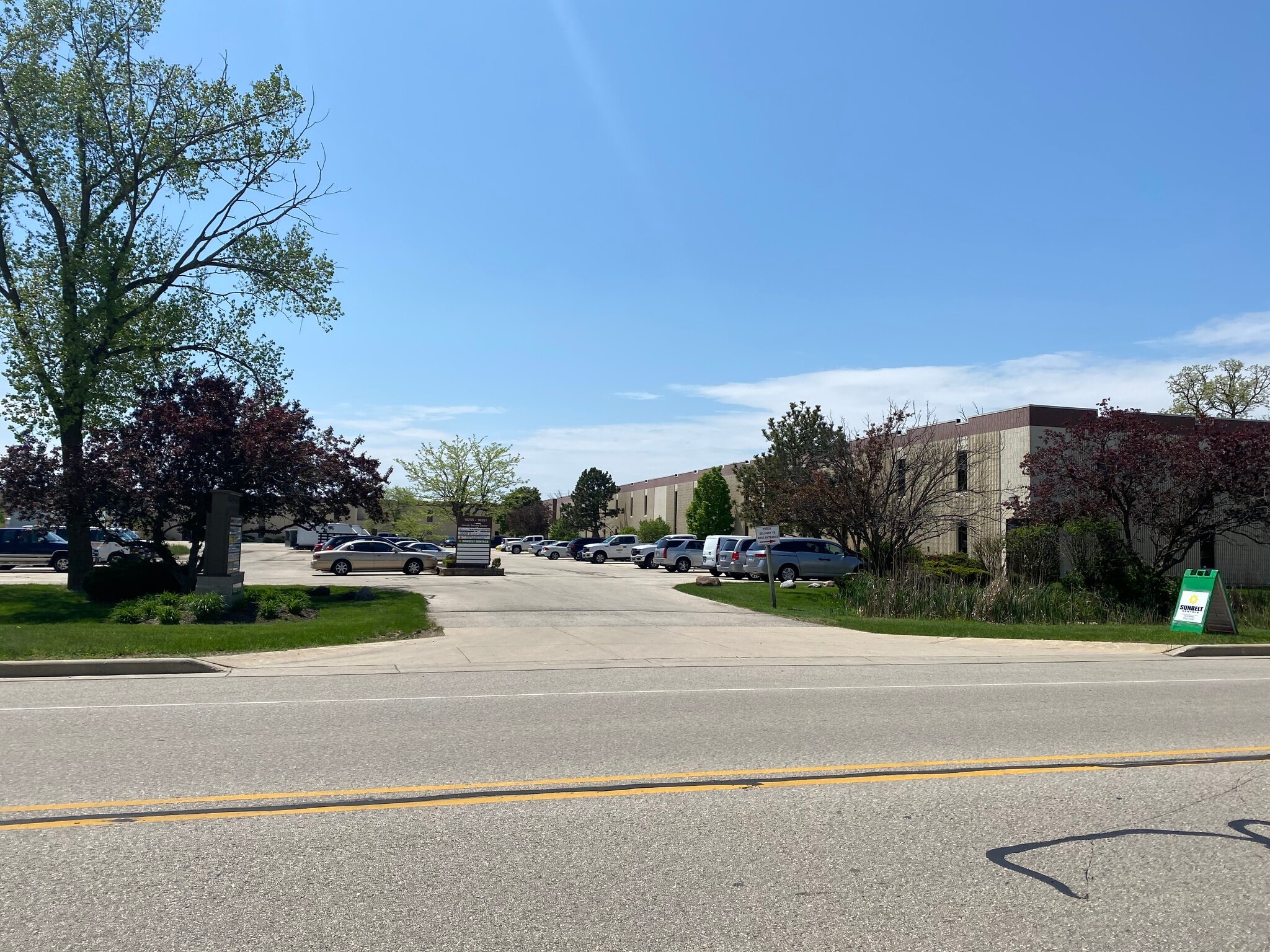 16271-16275 W Lincoln Ave, New Berlin, WI for lease Building Photo- Image 1 of 3