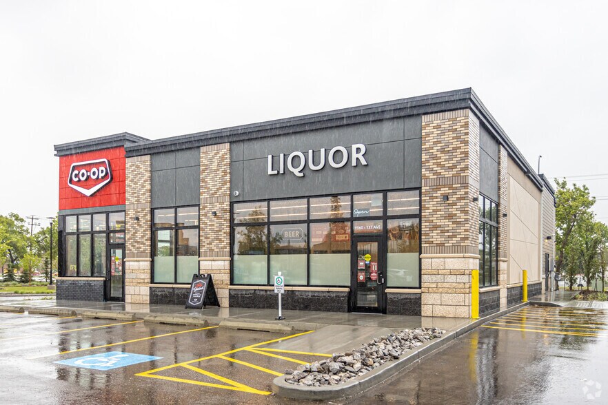 9960 137 Av NW, Edmonton, AB à louer - Photo du bâtiment - Image 2 de 4