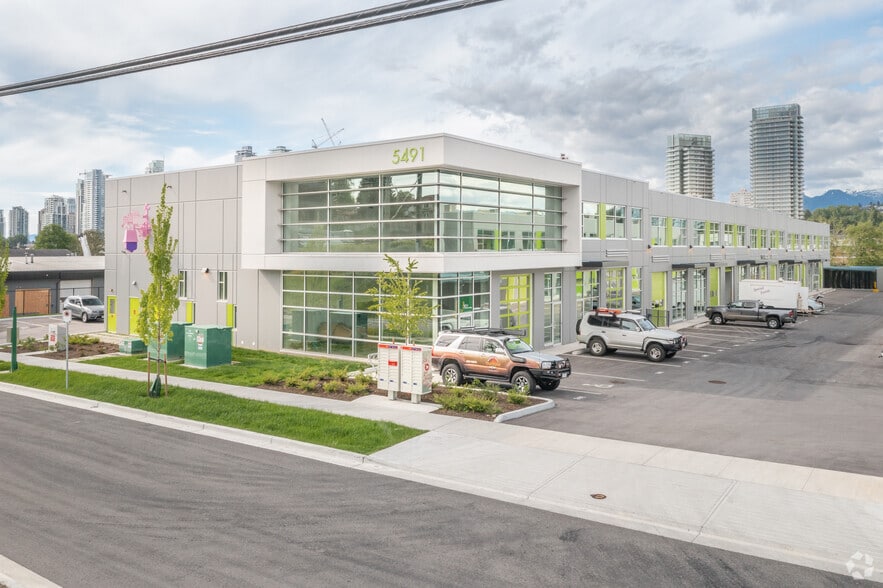 5491 Regent St, Burnaby, BC à louer - Photo du bâtiment - Image 1 de 5