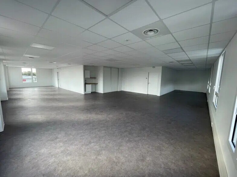 38 Rue Jean Pages, Villenave-d'Ornon for lease - Building Photo - Image 1 of 9