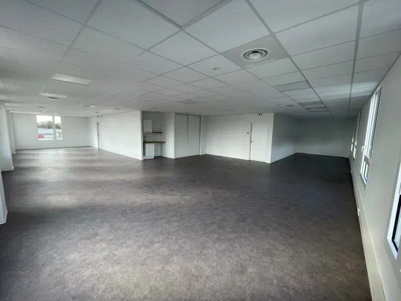 38 Rue Jean Pages, Villenave-d'Ornon for lease Building Photo- Image 1 of 10