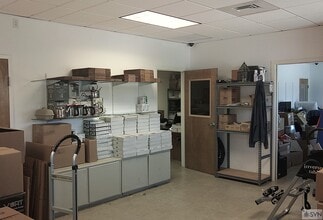 28 W Chatham Ct, Garden City, GA for lease Interior Photo- Image 2 of 18