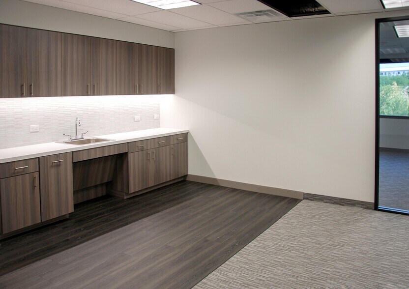 15400 Knoll Trail Dr, Dallas, TX à louer - Photo intérieure - Image 2 de 24