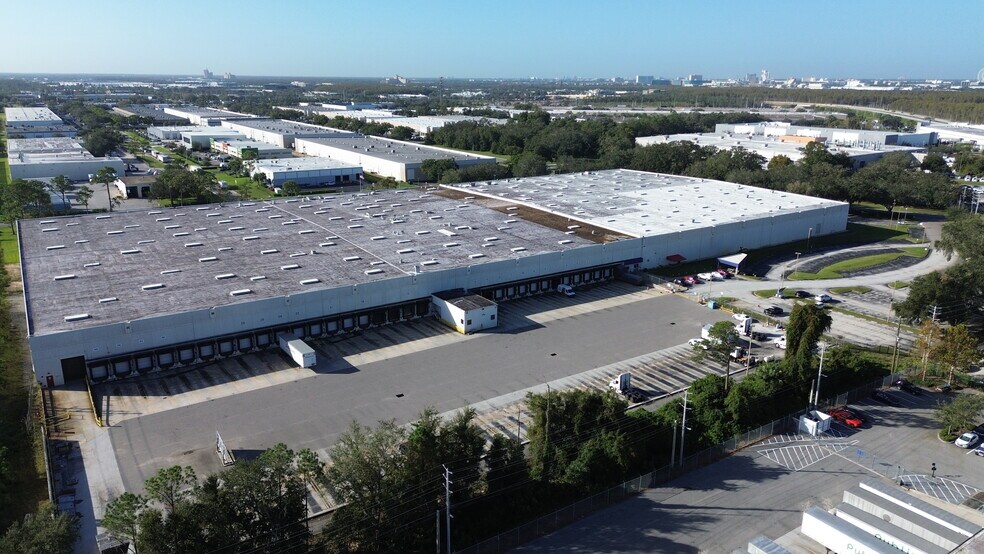 2455-2467 Premier Row, Orlando, FL à louer - Photo du bâtiment - Image 2 de 3