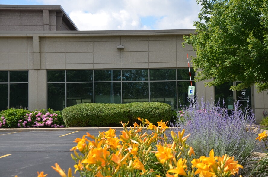 320 Cardinal Dr, St Charles, IL for lease - Building Photo - Image 2 of 35