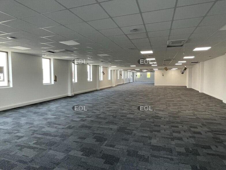 Flex in Gennevilliers for sale - Building Photo - Image 2 of 14