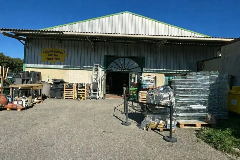 Retail in Graveson for lease Building Photo- Image 1 of 12