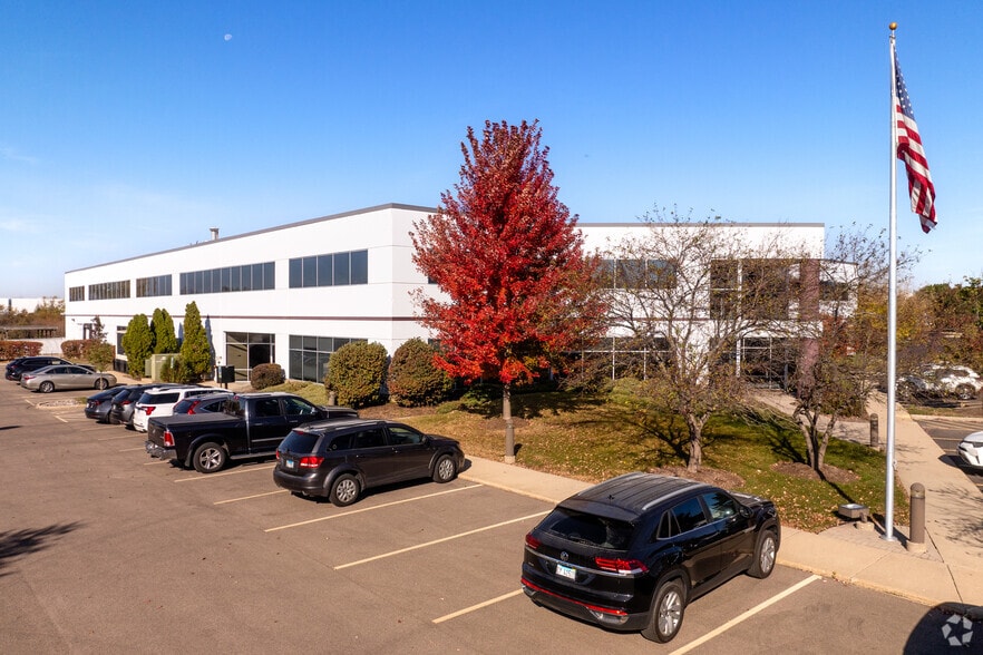 1391 Corporate Dr, McHenry, IL for lease - Building Photo - Image 2 of 19