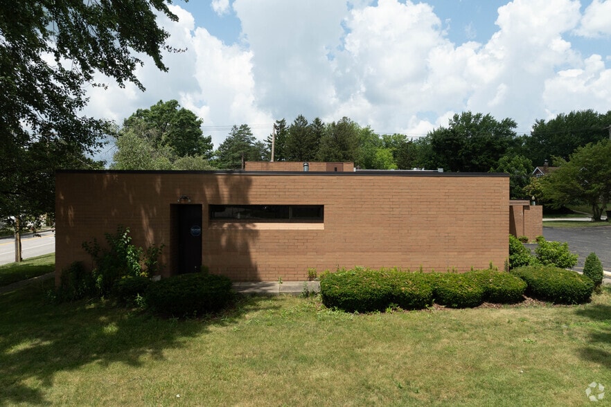 2341 Oakwood Dr, Cuyahoga Falls, OH for lease - Building Photo - Image 2 of 5