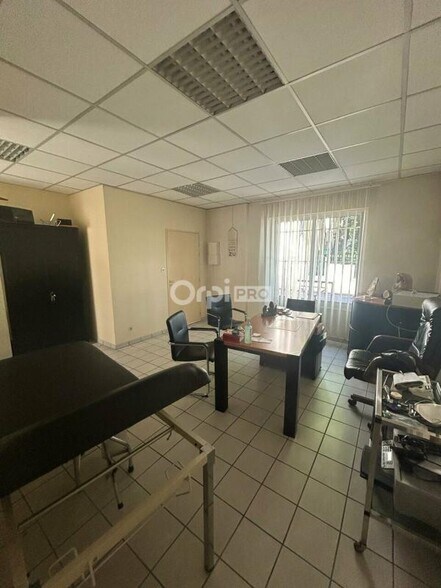 Office/Medical in Avignon for lease - Interior Photo - Image 2 of 8
