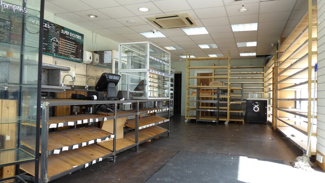 261 High Rd, Loughton à louer Photo intérieure- Image 1 de 4