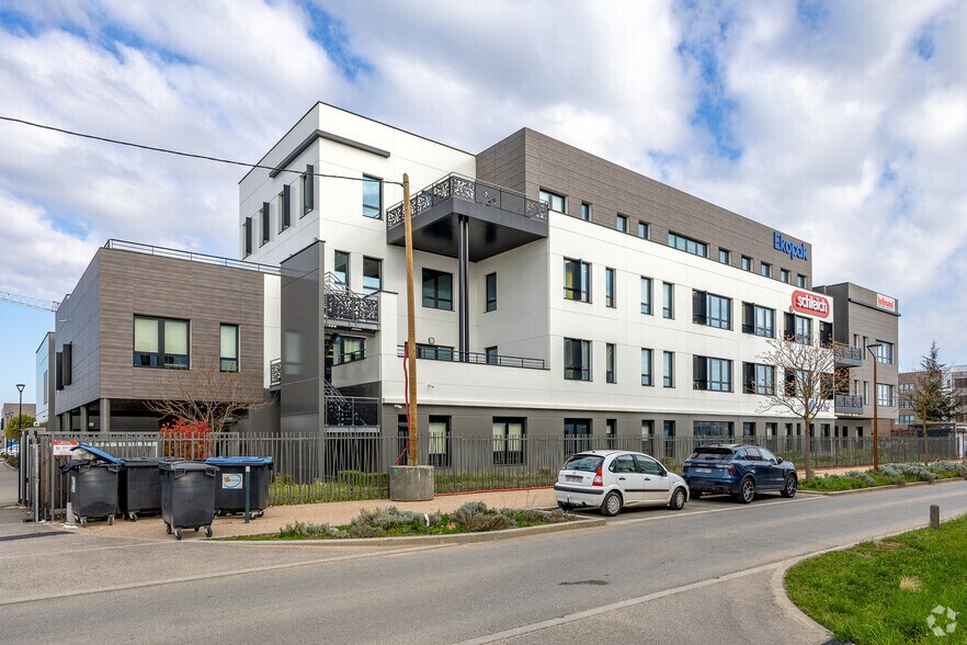 Office in Genas for lease - Building Photo - Image 1 of 12