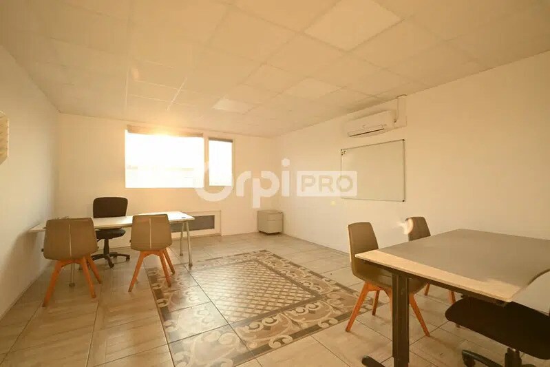 Flex in Vénissieux for lease - Interior Photo - Image 3 of 19