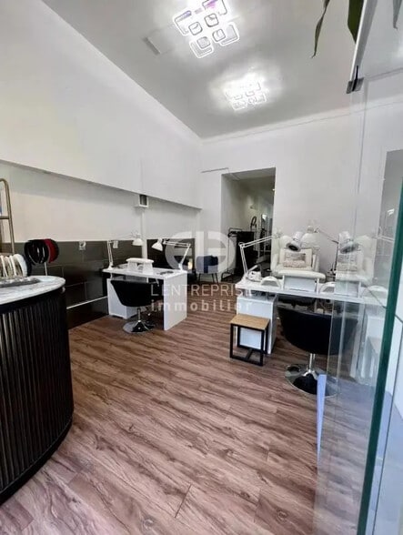 Retail in Nice for lease - Interior Photo - Image 1 of 4