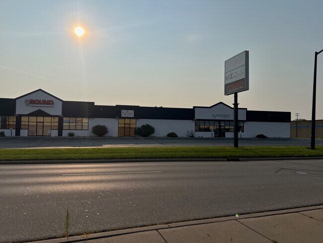 Plus de détails pour 920 N Westhill Blvd, Appleton, WI - Bureau/Commerce de détail à louer
