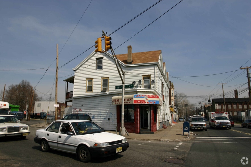 554-560 E 18th St, Paterson, NJ for lease - Building Photo - Image 3 of 5
