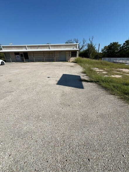 2237 E Hwy 190, Lampasas, TX à louer - Photo du bâtiment - Image 2 de 13