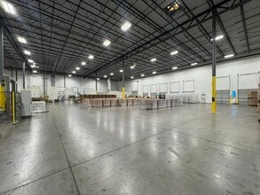 8710 Airpark West Dr, Charlotte, NC à louer Photo intérieure- Image 2 de 7