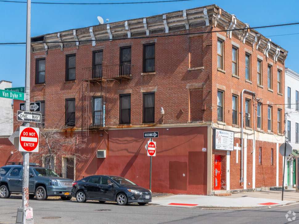 72 Van Dyke St, Brooklyn, NY à louer Photo principale- Image 1 de 30