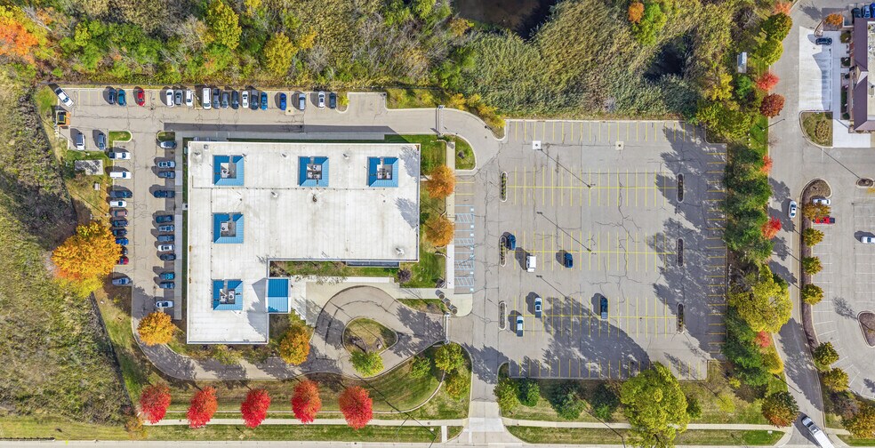 48150 Grand River Ave, Novi, MI à vendre - Photo du bâtiment - Image 3 de 4