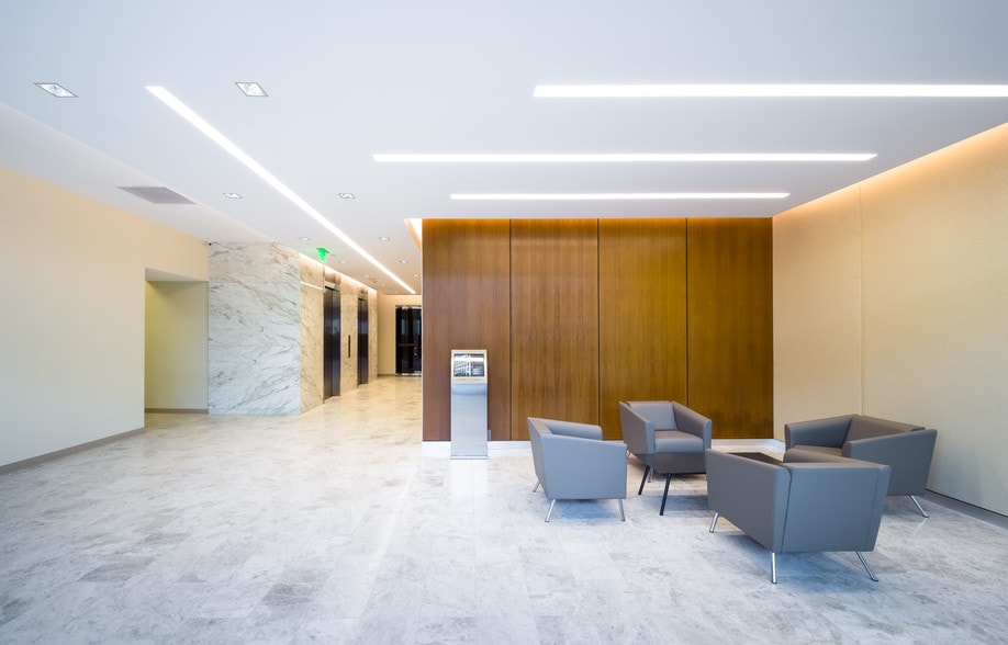 3120 Southwest Fwy, Houston, TX à louer - Hall d’entrée - Image 3 de 20