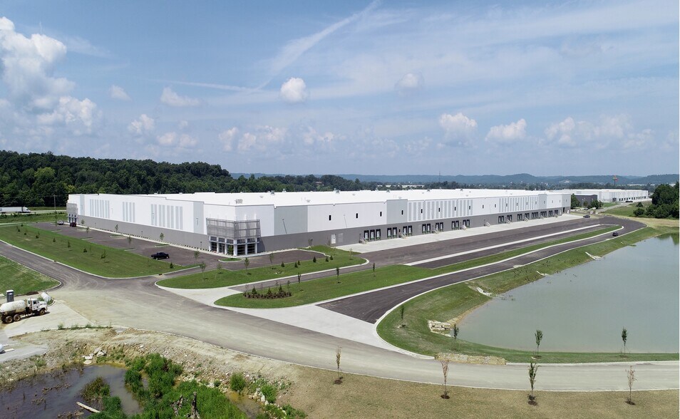 120 Velocity Way, Shepherdsville, KY à louer - Photo du bâtiment - Image 2 de 4