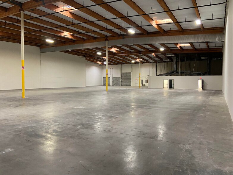 13516 Imperial Hwy, Santa Fe Springs, CA à louer - Photo du bâtiment - Image 2 de 11