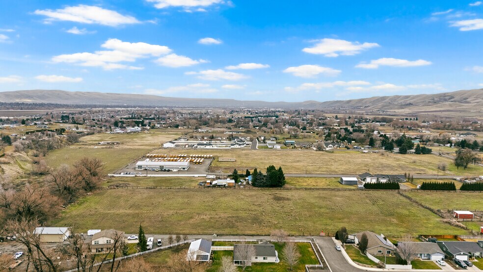 7703 Ahtanum Rd, Yakima, WA à vendre - Photo du bâtiment - Image 2 de 14