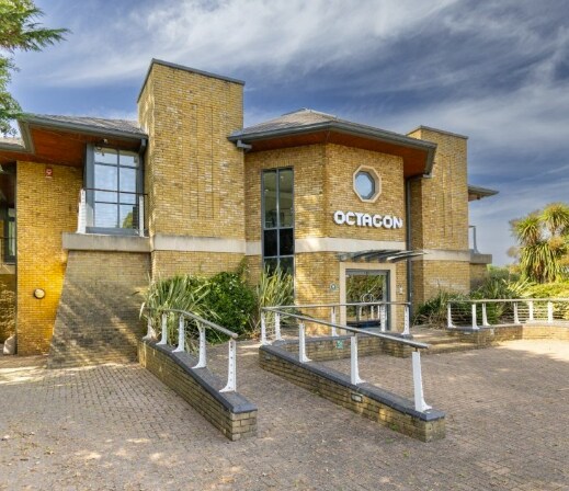 Hurst Rd, East Molesey à louer - Photo du bâtiment - Image 2 de 21