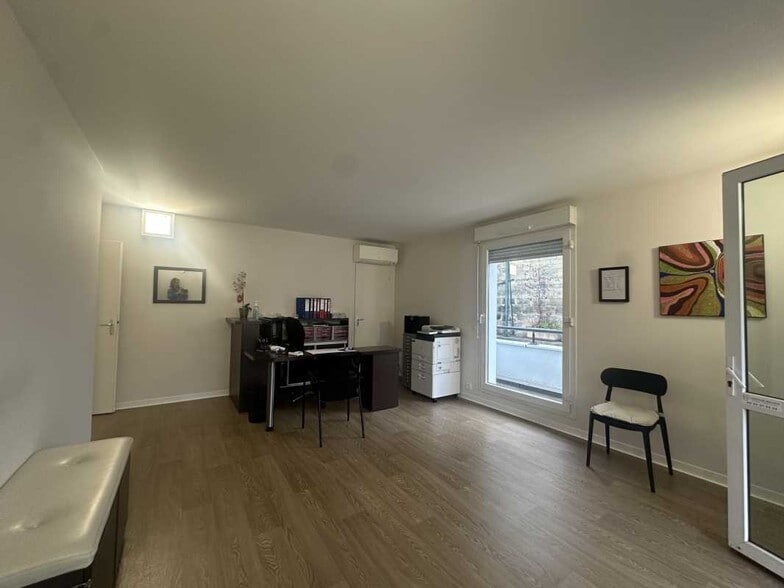Flex in Le Bouscat for sale - Building Photo - Image 3 of 6