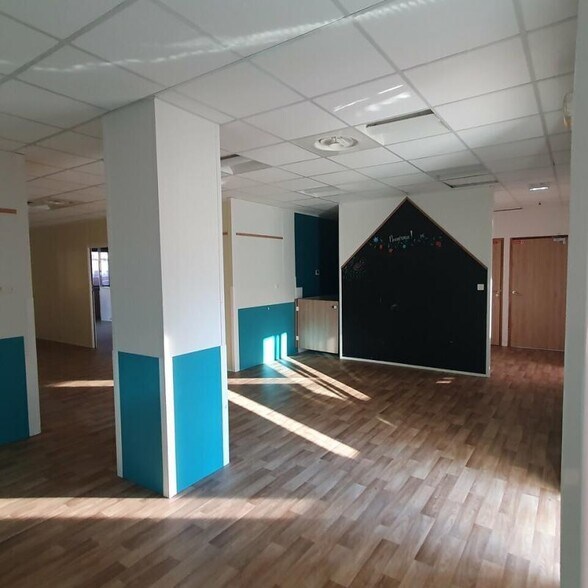 Office in Grenoble for lease - Interior Photo - Image 1 of 18