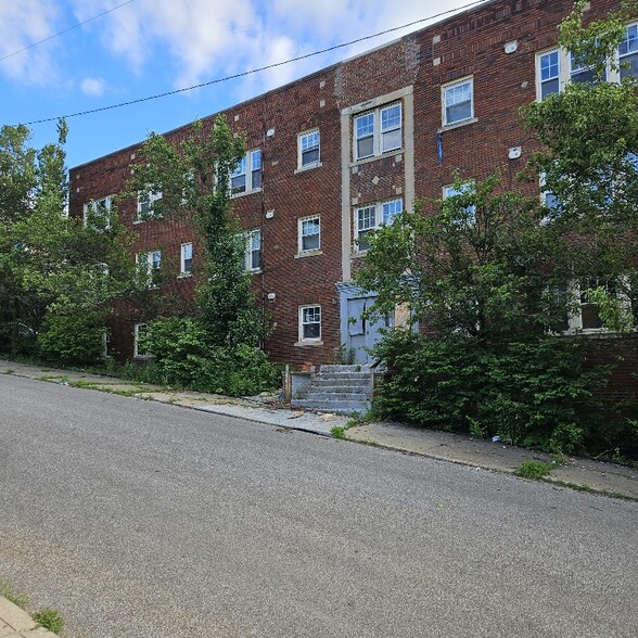 1832 Willowhurst Rd, Cleveland, OH for sale - Building Photo - Image 2 of 25
